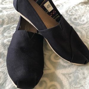 Black Toms size 8